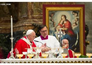 Pápež slávil omšu za stovku kardinálov a biskupov zosnulých v uplynulom roku