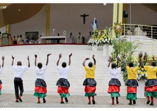 Homília Svätého Otca v Nairobi: Zdravie spoločnosti závisí vždy od zdravia rodín