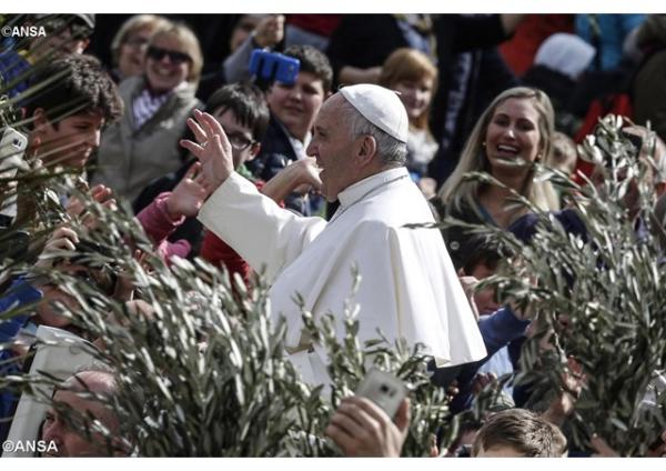 Pápež pri slávení Kvetnej nedele pozval mladých na SDM do Krakova