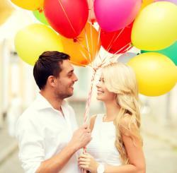 happy-couple-balloons-romance-1157.jpg - 