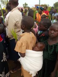 prišlo veľa detí  z dediny.JPG - Kvetná nedeľa 2014, Unna, Uganda
