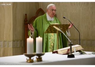 Ranná pápežova homília: Nebyť teroristom - zahryznúť si do jazyka