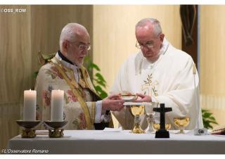 Ranná pápežova homília: Prenasledovanie kresťanov sprevádza spolupáchateľské mlčanie mocností
