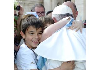 Katechéza pápeža Františka: Rodičia odovzdávajú deťom iskru Božej lásky