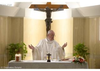 Pápež v rannej homílii: Boj o pravú náuku neskončil Ježišom a Pavlom