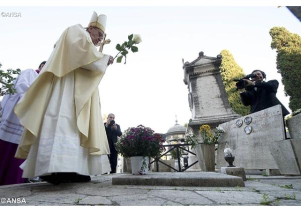 Homília pápeža Františka na rímskom cintoríne: Cesta svätosti je cestou šťastia