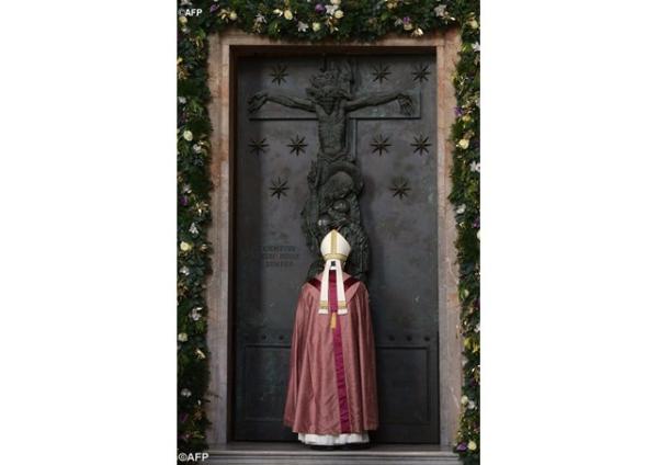 Pápež Fantišek otvoril Svätú bránu na Lateránskej bazilike