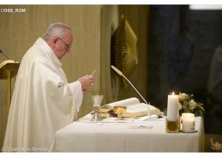 Ranná homília pápeža Františka: Boh nás objíma ako prvý