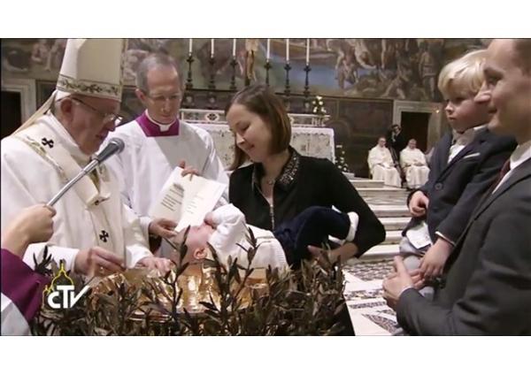 Pápež František pokrstil 26 detí: Viera je to najväčšie, čo možno dať deťom