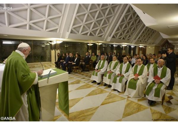 Ranná homília: Modlitba odvážnych ľudí viery mení Cirkev