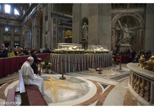 Svätých Pátra Pia a Leopolda Mandića si v Ríme uctilo pol milióna pútnikov