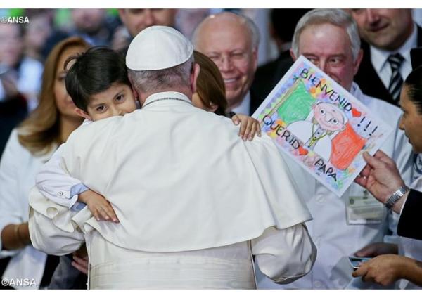 Pápež v detskej nemocnici v Mexiko City: Najdôležitejšia je terapia láskou