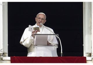 Pápež František pri nedeľnej modlitbe: Odvaha vypustiť z rúk kamene