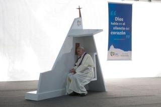 Pápež vyspovedá na SDM piatich mladých