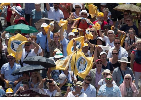 Veriaci na Námestí sv. Petra: Skutky milosrdenstva sú skutkami konkrétnej lásky