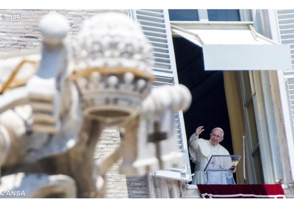 Pápež pred modlitbou Anjel Pána: Prinesme všetkým radostnú zvesť
