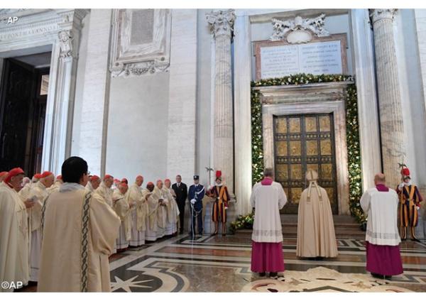 Pápež František zatvoril Svätú bránu a zakončil Rok milosrdenstva