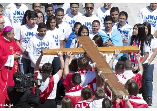 Kríž Svetových dní mládeže odovzdali z Krakova do Panamy