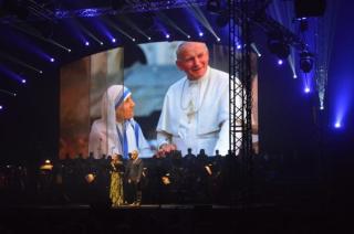 Koncert Ján Pavol II. s hlbokým posolstvom povzbudil plnú športovú halu v Poprade