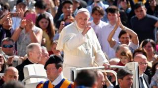 Pápež uzavrel katechézy o krste, apeloval za pokoj vo Svätej zemi
