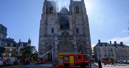 Ak podpaľujú katedrálu, tak to preto, lebo Ty Pane existuješ, a chcú, aby si neexistoval.