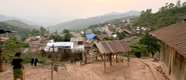 Laos: domy zbúrané, Biblie skonfiškované a kresťanom je zakázané pochovávať