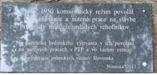 Spomienka na kňazov a rehoľníkov prinútených pracovať na stavbe Priehrady mládeže pri Púchove
