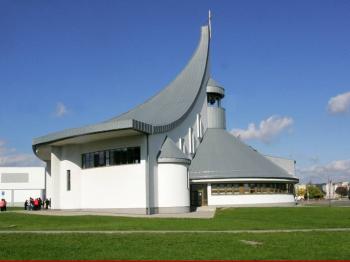 Moja Farnosť - Kostol Ducha Svätého v Dúbravke