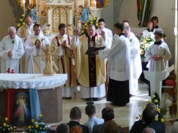 Chmeľnica sa raduje zo svojho  novokňaza Petra Duffalu